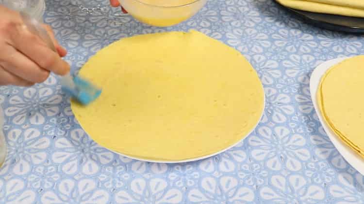 Per fare una tortilla classica, diffondere le tortillas