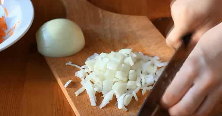 Για να μαγειρέψετε, ψιλοκόψτε το κρεμμύδι