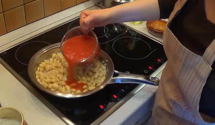 Um Bohnen hinzuzufügen, fügen Sie Tomatensaft hinzu