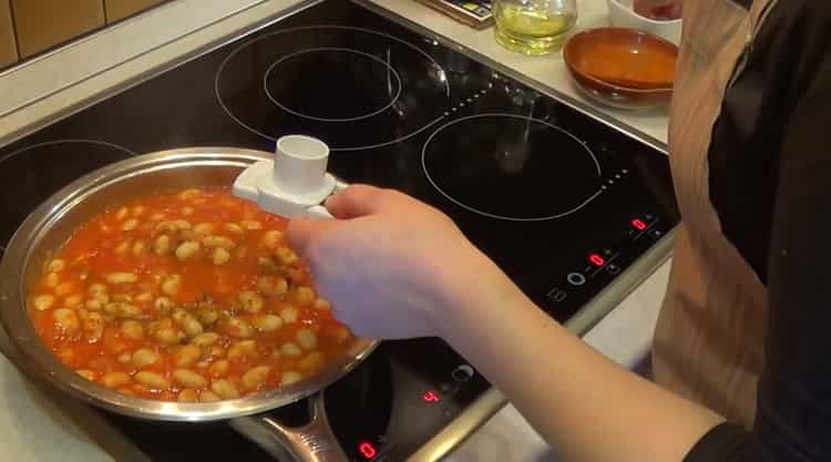 Aggiungi l'aglio per cuocere i fagioli.