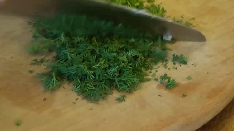 Per cucinare i fagioli, tagliare le verdure