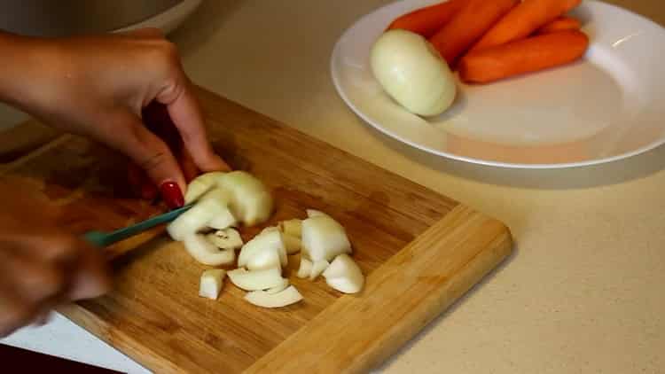 Bereiten Sie die Zutaten für die Zubereitung der Bohnen in einem Slow Cooker vor