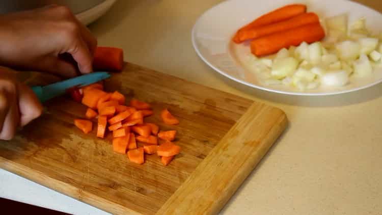 За да готвите боб в бавна готварска печка, нарежете моркови