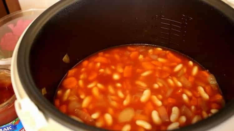 Per preparare i fagioli in una pentola a cottura lenta, versare gli ingredienti con acqua