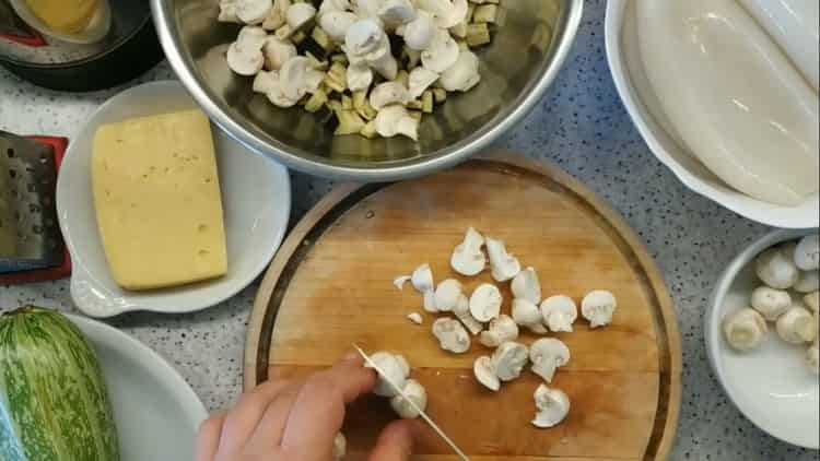 Zum Kochen Pilze hacken