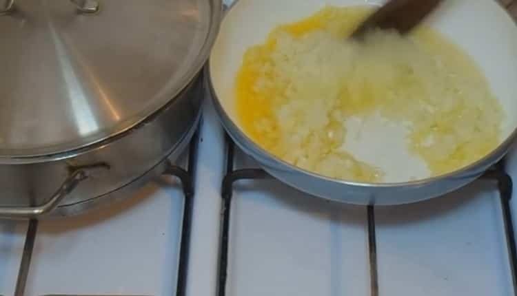 Per cucinare, tritare e friggere la cipolla