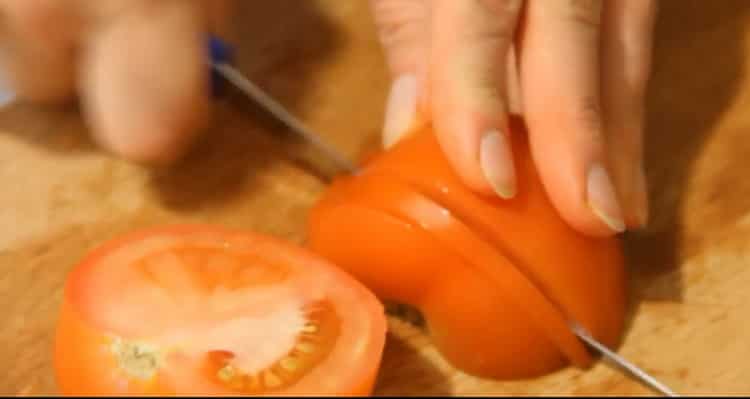 Zum Kochen die Tomaten hacken
