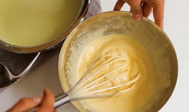 Για να φτιάξετε παγωτό φιστίκι, αλέστε τα λευκά με ζάχαρη