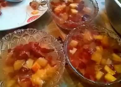 Gelatina di frutta - delizioso dessert sul tavolo festivo