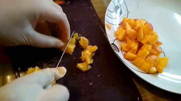 A gyümölcs zselés készítéséhez szeleteljen egy narancsot