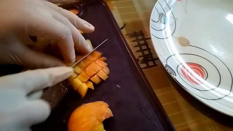 Leikkaa hedelmähyytelö pilkkomalla persikka