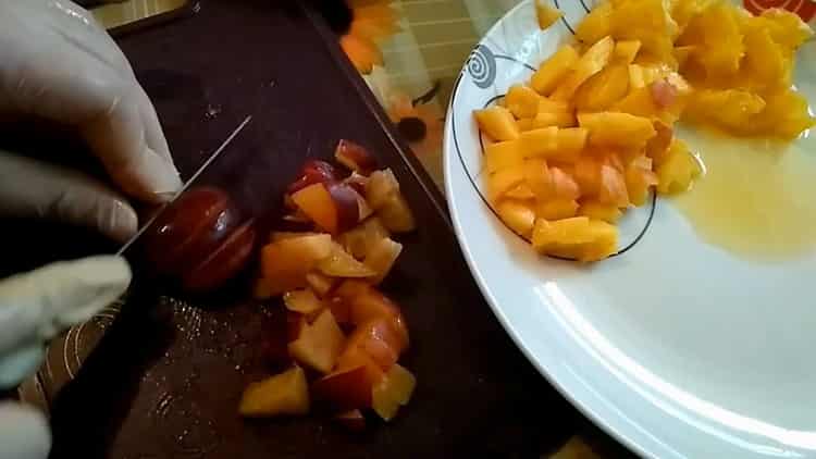 Per fare la gelatina di frutta, tagliare la prugna