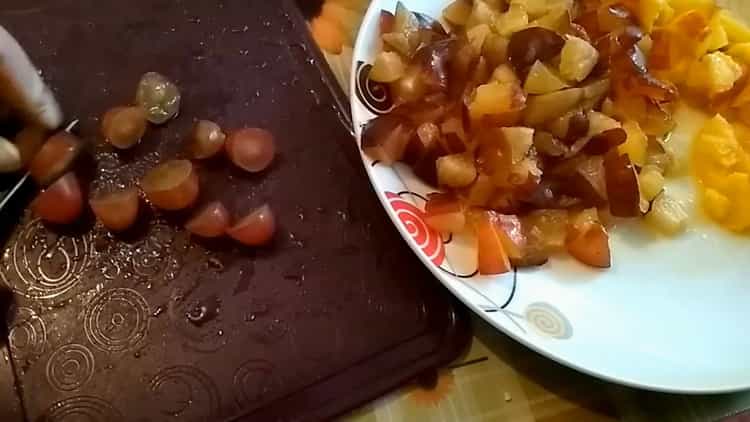 Per fare la gelatina di frutta, tagliare l'uva
