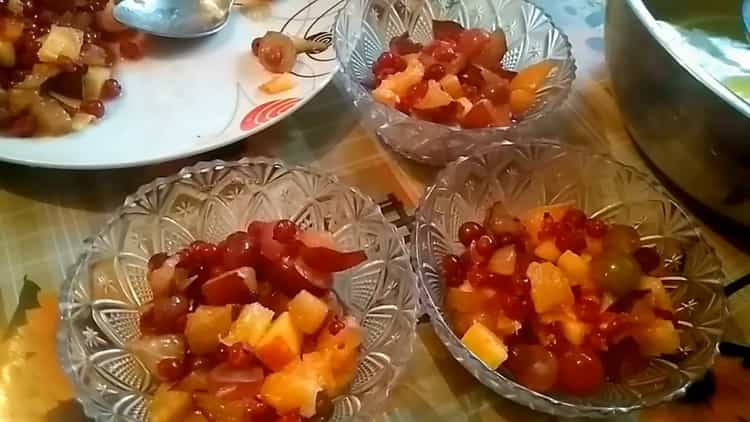 Norėdami gaminti vaisių želė, vaisius ir uogas sudėkite į dubenį.