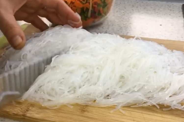 Upang magluto ng fruncheza chop noodles