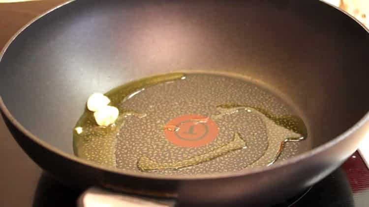 Vařte česnekový olej pro přípravu jídla.