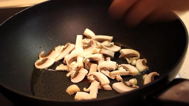 Zum Kochen die Pilze anbraten