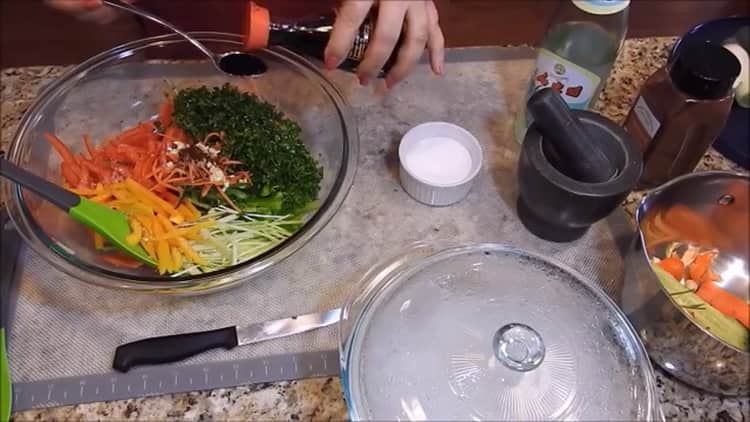 Για τη σάλτσα σόγιας, προετοιμάστε τη σάλτσα σόγιας