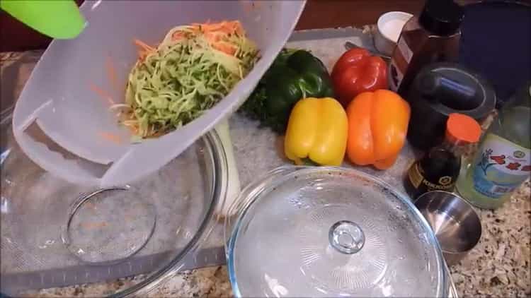 Gyógynövények készítéséhez reszeljük az uborkát