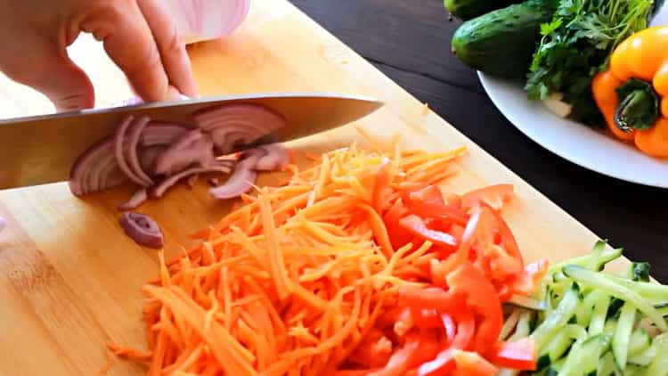 Upang makagawa ng salad, i-chop ang sibuyas