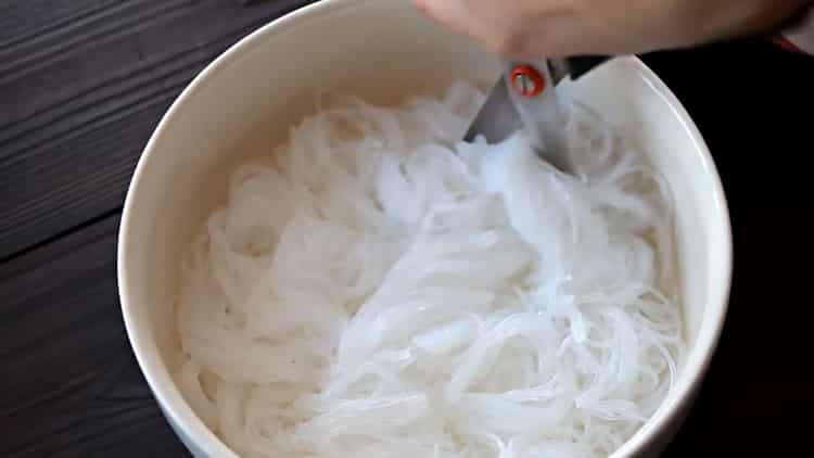 Per preparare un'insalata, tagliare la fruncheza