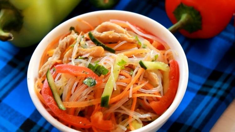 Pilzsalat mit Schweinefleisch und Gemüse - gesunde und leckere Nudeln