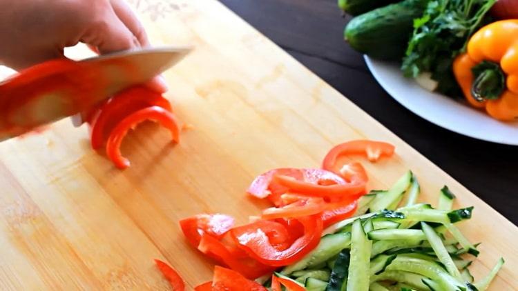 Saláta készítéséhez aprítsa meg a zöldségeket