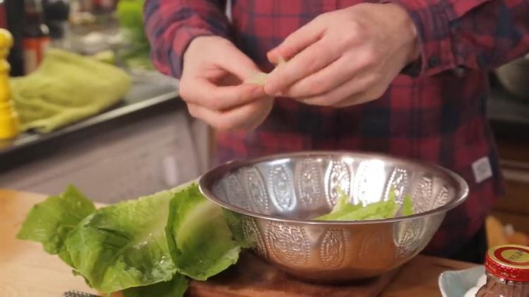 Um einen Salat zuzubereiten, bereiten Sie Salatblätter vor