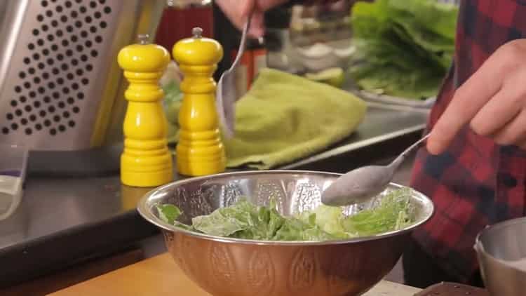 Για να προετοιμάσετε τη σαλάτα, ετοιμάστε τη σάλτσα