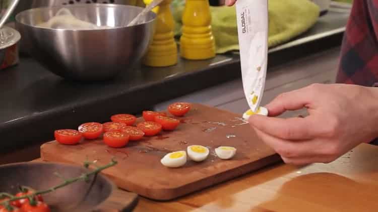 Leikkaa munat salaatin valmistamiseksi
