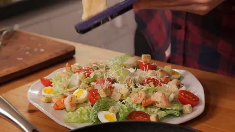 Ilagay ang lahat ng mga sangkap upang makagawa ng isang salad