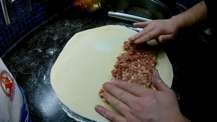 Um Pasteten zuzubereiten, legen Sie das Hackfleisch auf den Teig