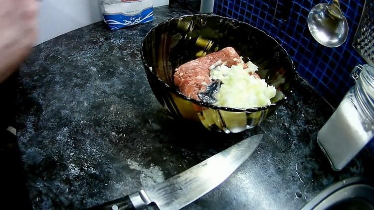 لطهي الفطائر ، تحضير اللحم المفروم