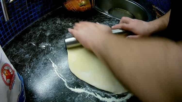 Stendere la pasta per fare le chebureks