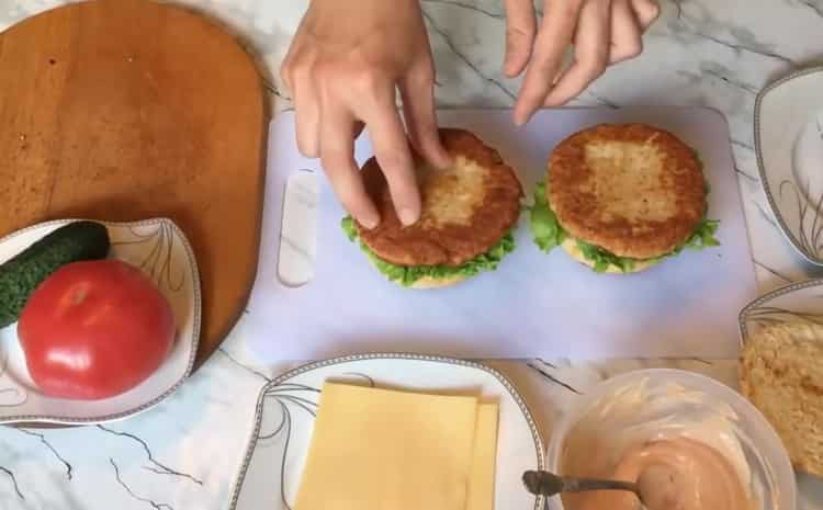 Um einen Chickenburger zuzubereiten, legen Sie die Pastete auf das Brötchen