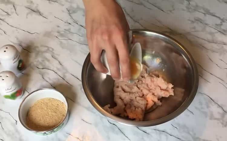 Für die Zubereitung eines Chickenburgers bereiten Sie die Zutaten vor