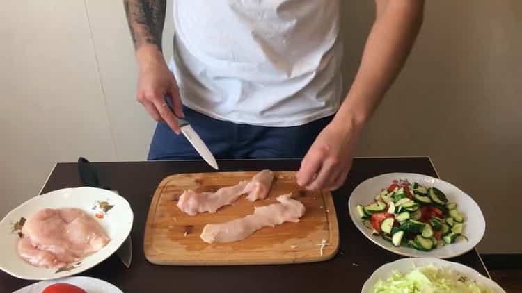 Per preparare uno shawarma classico, tagliare la carne