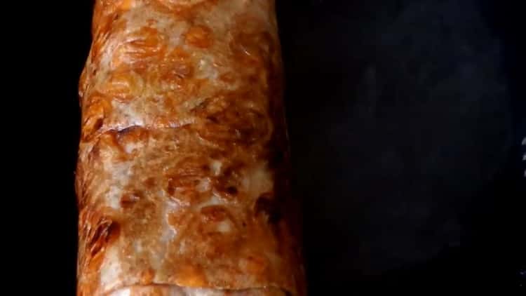 Házi shawarma csirkével pita kenyérben: lépésről lépésre recept fotókkal