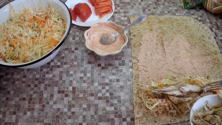 Domácí shawarma s kuřecím masem v pita chlebu: recept krok za krokem s fotografiemi
