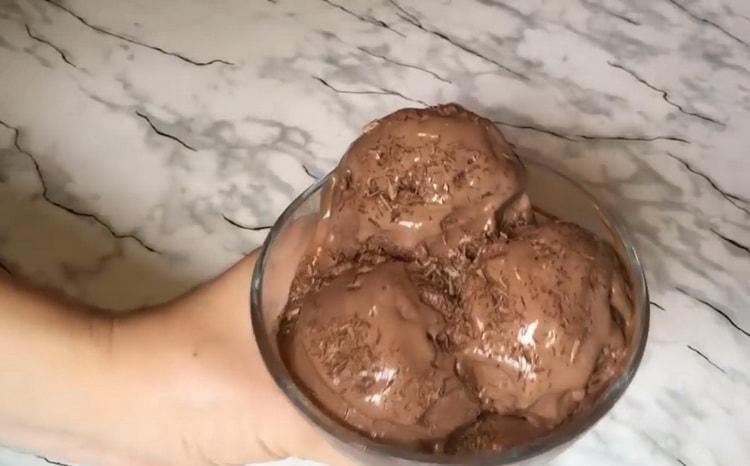 čokoládová zmrzlina je připravena
