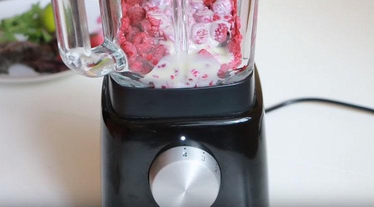 Porazte maliny kondenzovaným mlékem pomocí mixéru.