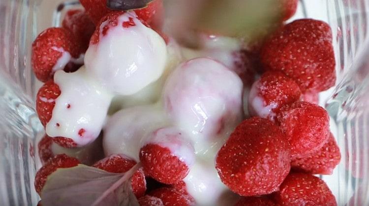 Сложете ягоди, босилек в купата на блендера и добавете кондензирано мляко.
