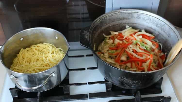 Per mescolare i noodles giapponesi, mescola gli ingredienti