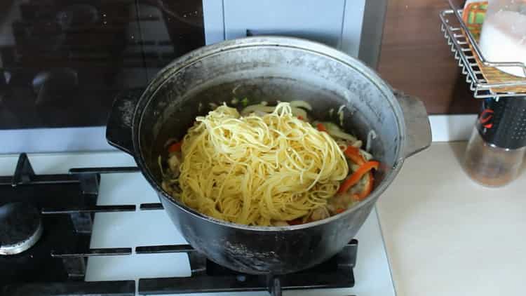 Per preparare i noodles giapponesi, prepara tutto ciò di cui hai bisogno