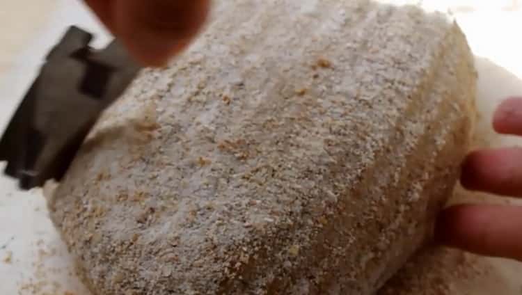 За да направите ечемичен хляб, направете разфасовки