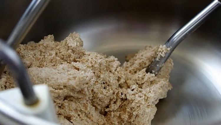 Norėdami gaminti miežių duoną, minkykite tešlą