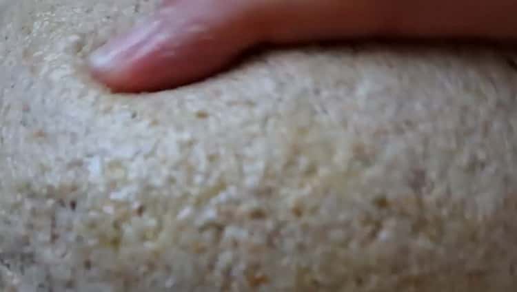 За да направите ечемичен хляб, омесете тестото