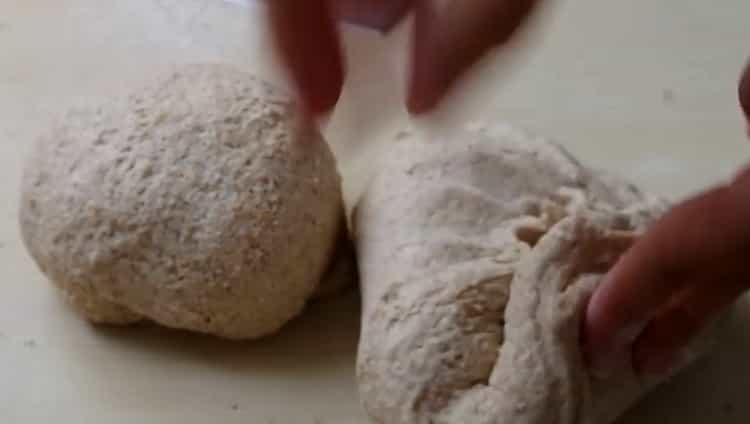 За да направите ечемичен хляб, разделете тестото