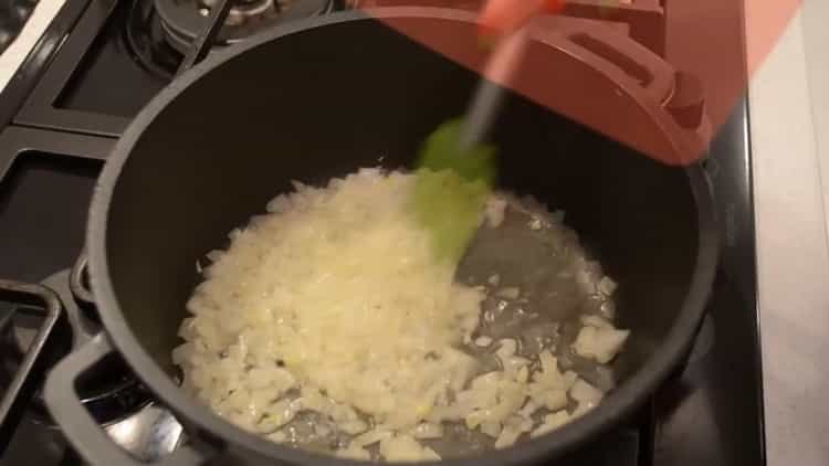 Pro výrobu pohanky smažte cibuli