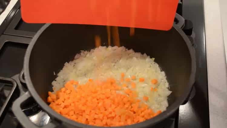 Για να φτιάξετε φαγόπυρο, τηγανίζετε τα λαχανικά